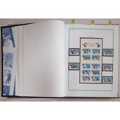 un livre ouvert sur lequel sont collés plusieurs timbres