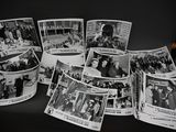 plusieurs photos en noir et blanc montrant un groupe de personnes assises à une table