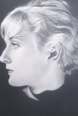 photographie en noir et blanc d'une femme aux cheveux courts, vue de profil