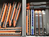de nombreux types d'agrafes différents dans une boîte