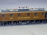 un petit train posé sur une table