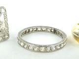 deux bagues et une bague sertie de diamants sur un fond blanc