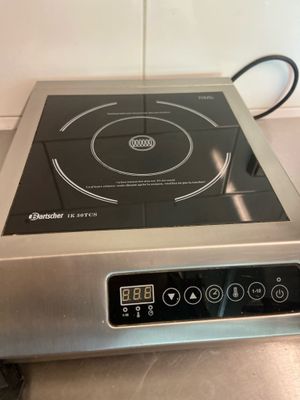 une image représentant une plaque de cuisson dotée d'un écran numérique