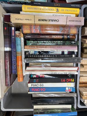 livres empilés sur une étagère dans une pièce