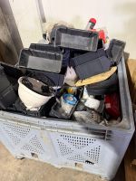 Dans un palox : contenu de véhicule (quincaillerie / plomber…
