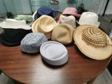 de nombreux chapeaux posés sur une table dans une pièce