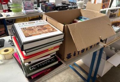 Un lot d'environ quarante livres divers.