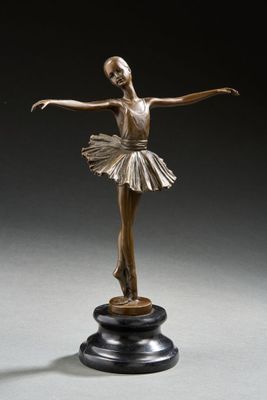 une image représentant une statue en bronze d'une ballerine posée sur un socle
