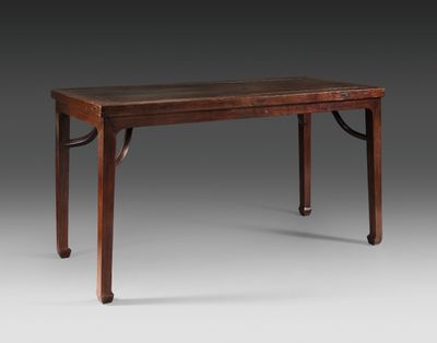 une petite table avec un plateau en bois et des pieds en métal