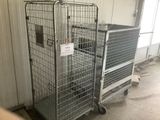 deux cages situées l'une à côté de l'autre dans un bâtiment