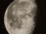 une vieille photo en noir et blanc de la Lune dans le ciel nocturne