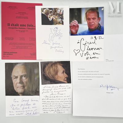 de nombreuses lettres et photos de personnes accrochées au mur