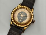 une vieille montre-bracelet posée sur une surface blanche