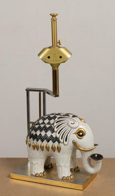une statue d'éléphant surmontée d'une lampe