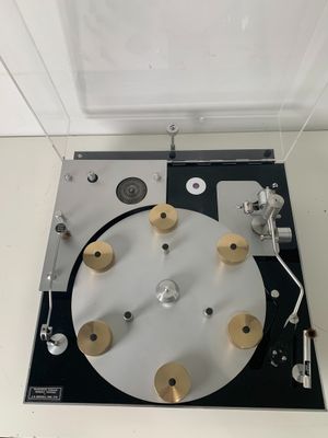 un gros plan d'une platine sur laquelle est posée une horloge