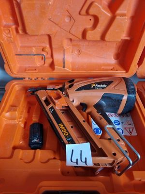 une boîte à outils orange contenant une agrafeuse et une agrafeuse