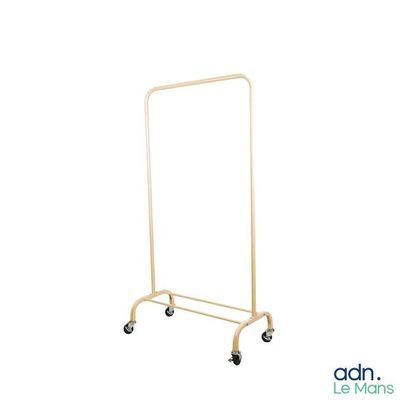 une image représentant un portant à vêtements en bois muni de roulettes, sur fond blanc