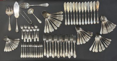 de nombreuses cuillères et fourchettes disposées sur une table