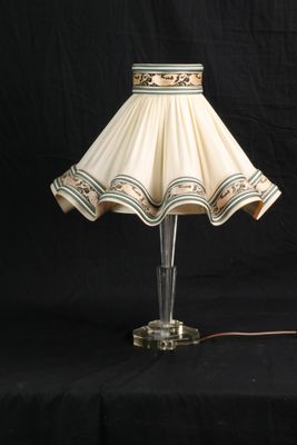 l'image d'une lampe posée sur une table