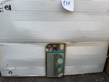 une pile de cartons sur laquelle est posé un skateboard