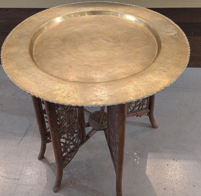 un plateau en argent posé sur une table au milieu d'une pièce