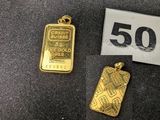 un gros plan d'un lingot d'or à côté d'un lingot d'or de 50 grammes