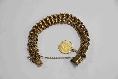un bracelet en chaîne d'or orné d'une pièce