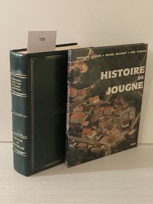deux livres posés l'un à côté de l'autre sur une table