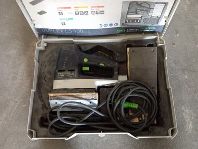 une boîte contenant tout un tas d'appareils électroniques