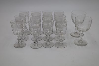 SAINT LOUIS, dans le goût Suite de douze verres à vin liquor…