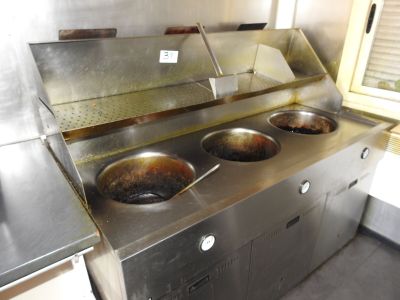 trois feux sur la plaque de cuisson de la cuisine