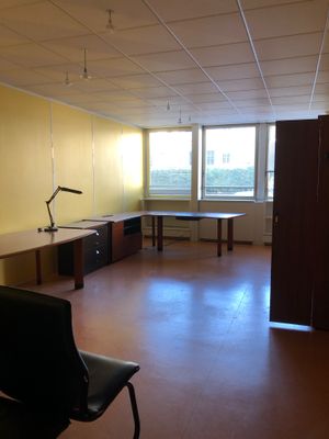 une pièce avec un bureau et une chaise