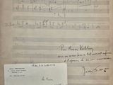 un gros plan sur une feuille de papier sur laquelle est écrite à la main une partition musicale