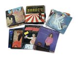tout un tas de CD différents sur la table