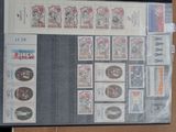 une photo montrant une collection de timbres sur une boîte en carton