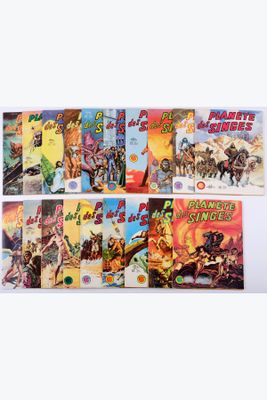 une pile de bandes dessinées posée sur une table blanche