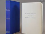 deux livres posés l'un à côté de l'autre sur une table