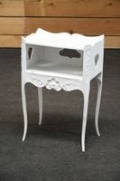 Table de nuit en bois sculpté et relaqué blanc à côtés ajour…