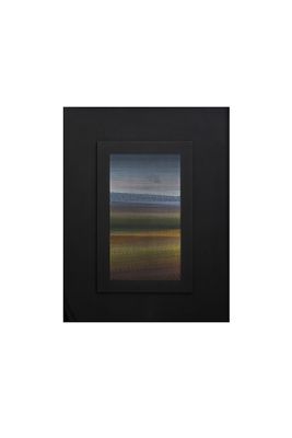 un tableau abstrait encadré de noir accroché à un mur blanc