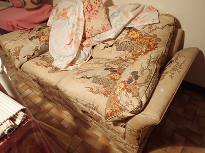une photo d'un canapé recouvert d'une couverture