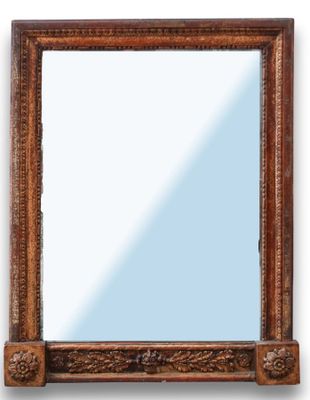 un vieux miroir en bois avec un cadre sculpté sur fond blanc