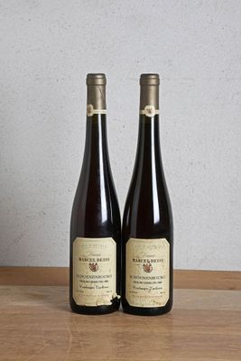 deux bouteilles de vin posées sur une table en bois