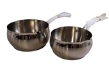 une paire de casseroles en acier inoxydable avec des poignées, sur fond blanc