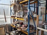une pièce remplie d'une multitude d'objets de toutes sortes