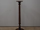 un grand bougeoir en bois avec un socle en bois