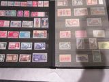 beaucoup de timbres dans un classeur posé sur une table