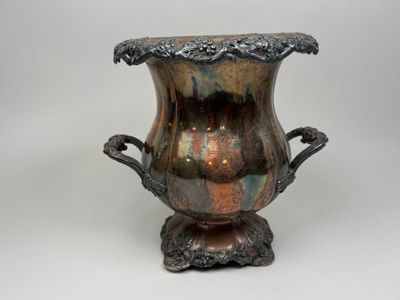 un vase posé sur une table