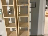 deux bibliothèques dans un coin d'une pièce en cours de construction
