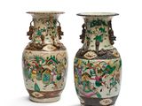 paire de vases chinois ornés de motifs floraux sur fond blanc