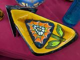 une assiette ornée d'un motif triangulaire, posée sur une table